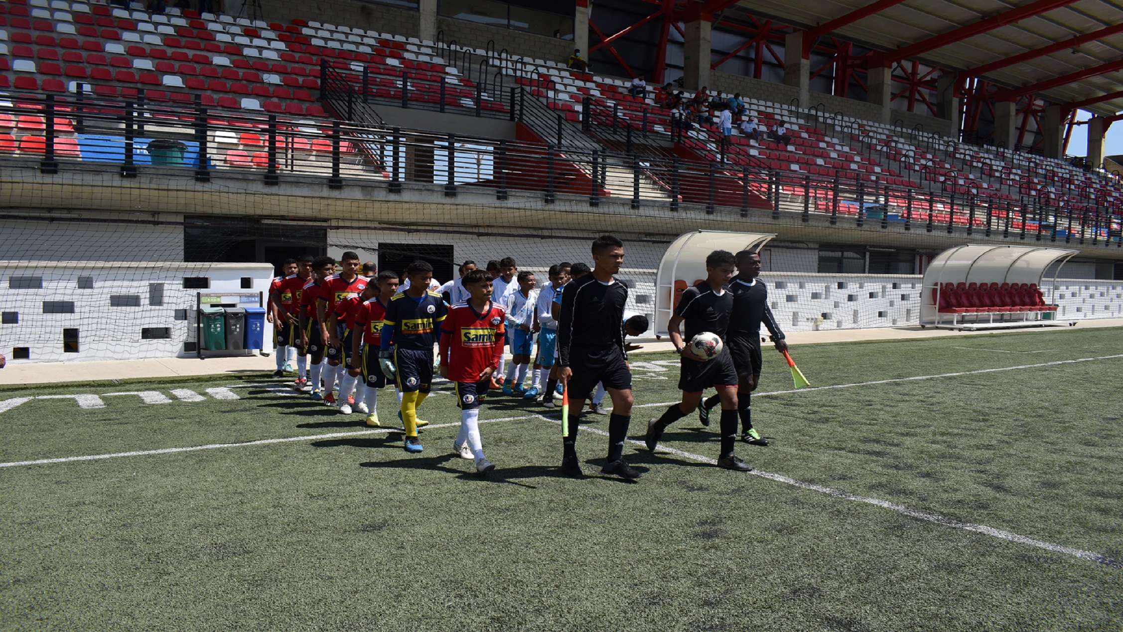 fundacionferreteriasamir saliendo al terreno de juego